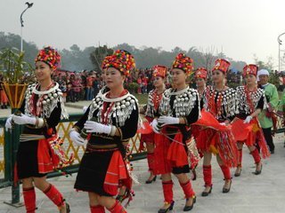 景颇族主要生活在哪个地区？