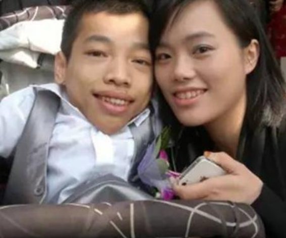 当年身高1米的侏儒，娶1.7娇妻赚千万资产，后来怎样了？