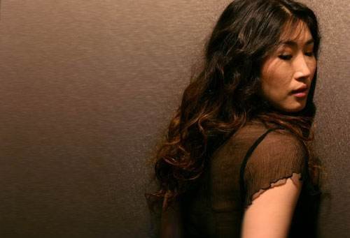 歌词里唱的《那个女人不想爱得安安稳稳》这首歌的歌名叫什么