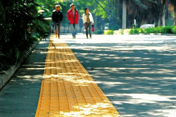 贵州盲道为绕开井盖穿过公交站牌，这样的盲道有何用？