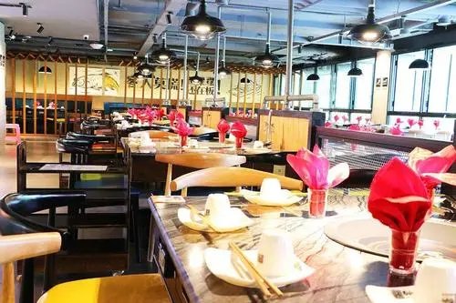 七台河一餐厅给顾客反复端别桌吃过的鱼,店铺这样的做法是否违规?