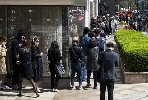韩国青年排队抢购奢侈品,他们抢购奢侈品是干什么的?