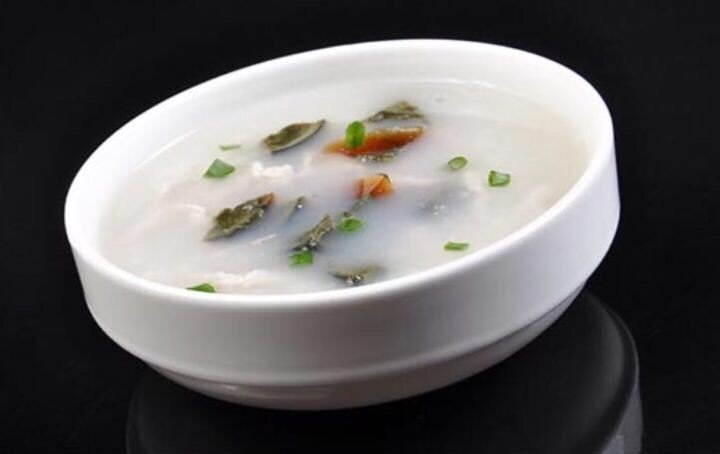 俄罗斯小伙爱中国美食卖鱼香肉丝，你认为中国美食有什么好吃到不行的菜？