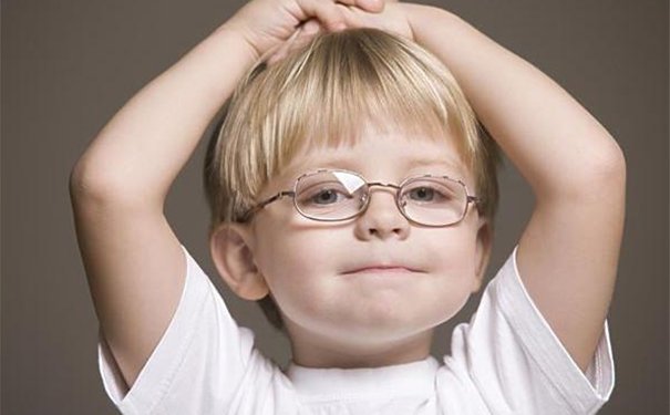眼科院长提倡从0岁开始防近视，该采取怎样得措施？