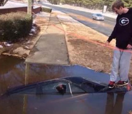 印度马路惊现大水坑，瞬间将一辆汽车“生吞”，保险公司对此会赔偿吗？