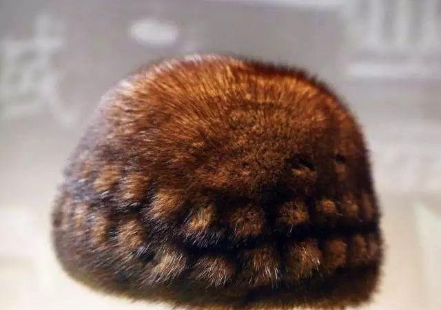 为什么郭德纲相声里有钱人都是海龙帽子的忠实拥趸？