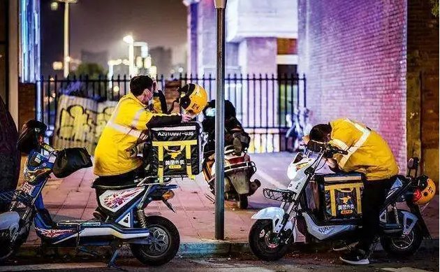 美团外卖和饿了么接连宣布降佣金，商家压力释放了，那么骑手呢？
