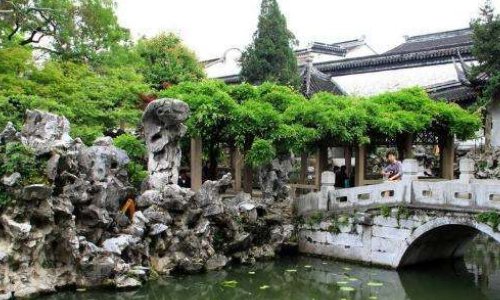 颐和园、拙政园、狮子林、留园的所在地点、建成年代、特点是什么？拜托各位了！