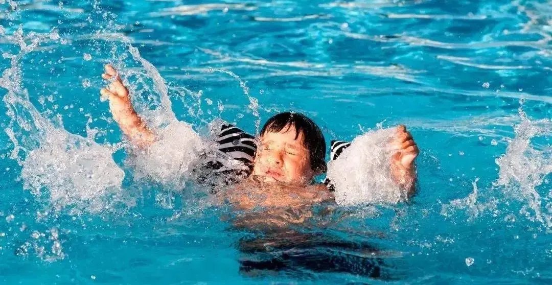 四川男孩落水两人施救，三人均溺亡，遭遇溺水险情该怎么办？