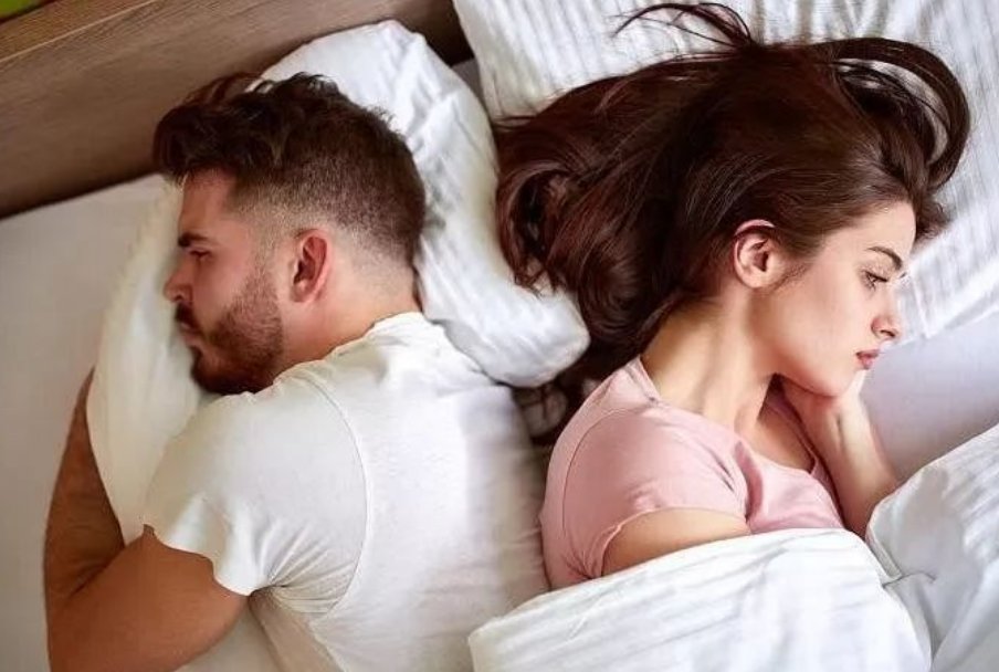 老公每天晚上和异性朋友打游戏并全程开语音，我该怎么办呢？