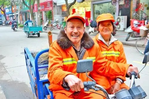 郑州一女孩国庆请环卫工人吃饭引热议，她为何这么做？