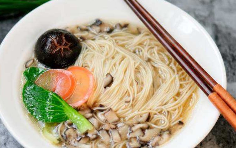 玉米面的面条热量高吗？晚上九点多吃一小碗会胖吗？