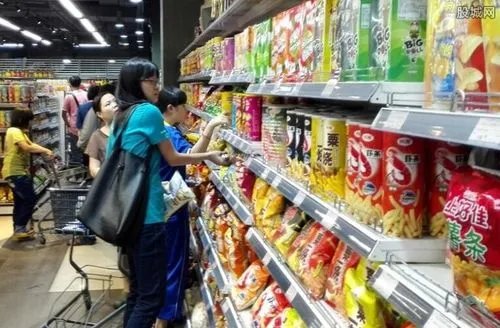 湖南男子在超市投放过期商品，此男子为何这么做？