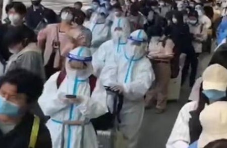 虹桥火车站遇离沪潮：进站排2小时，当时的情况是怎样的？