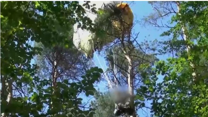 德国两名特技飞行员撞机身亡，专家深夜抵达现场进行调查，目前有何线索？