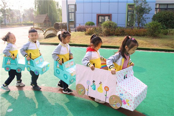 广西玉林一幼儿园开学，家长一路蹦蹦跳跳送娃上学，他们为何如此高兴？