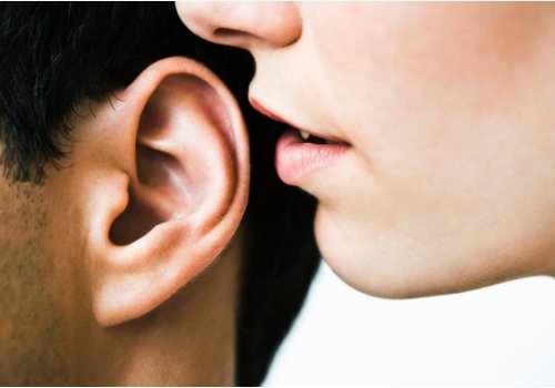 摸耳朵暗示什么意思啊？