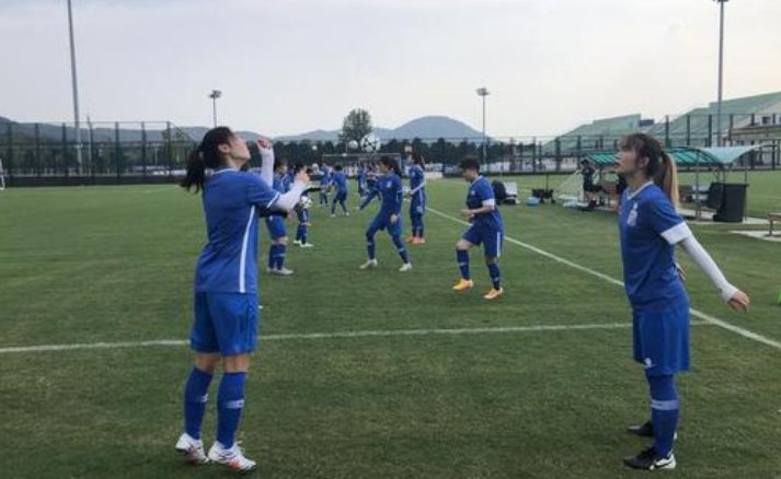 引发女足联赛暴发大规模冲突的原因是什么？