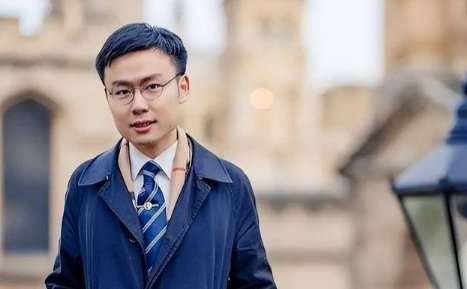 潘周聃回应出场被模仿走红，当时他的表情为何如此僵硬？