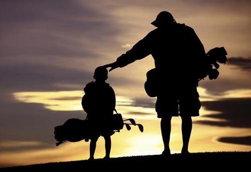 爸爸为儿子庆生送上巨大奥特曼，父亲该如何维护和孩子的关系？