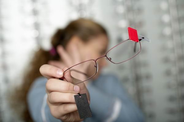 眼科院长提倡从0岁开始防近视，该采取怎样得措施？