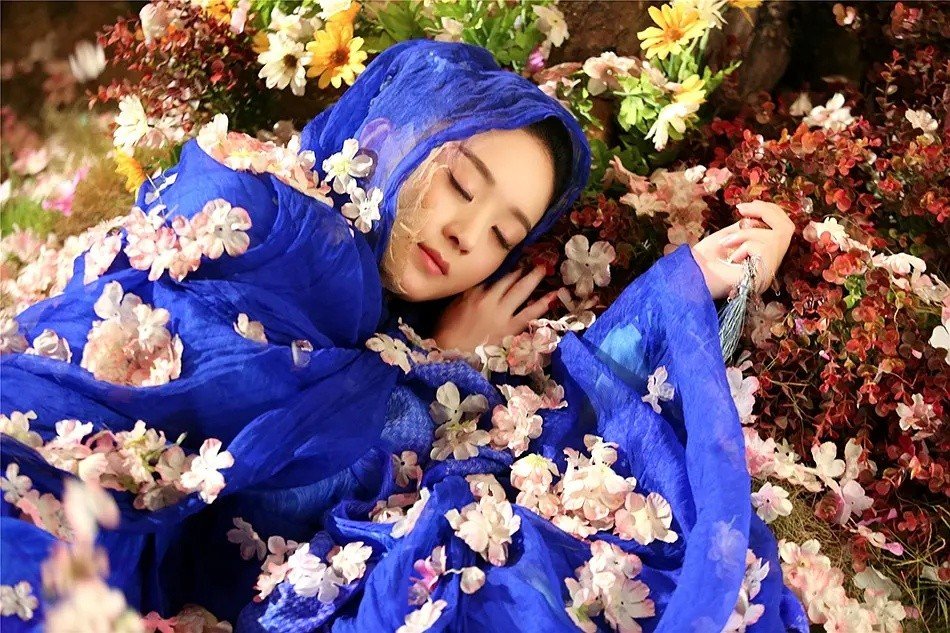 花千骨中白子画是什么时候喜欢上小骨的?