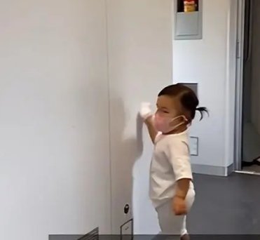有事可干就安静？妈妈让宝宝擦车厢治好坐高铁闹腾，这可当看孩子典范吗？