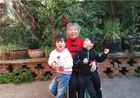 母亲和儿子享受天伦之乐的句子