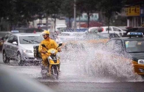 外卖小哥劝回逃逸的肇事司机，小哥的举动是否值得我们学习？