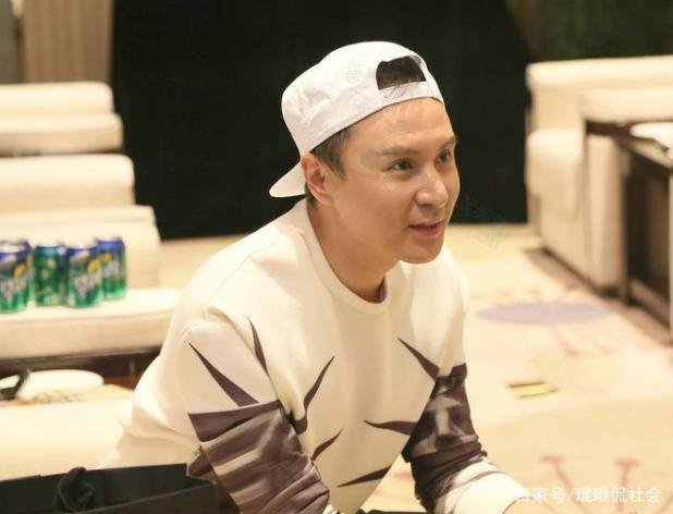 东方卫视6位知名主持人参加劣迹富豪生日宴,他们这种行为可取吗?