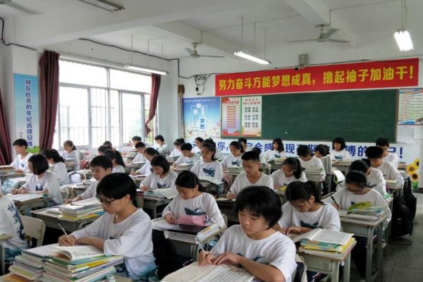 4.多么温暖多么明亮的火焰啊,简直像一支小小的蜡烛 (用加点的词语造句)