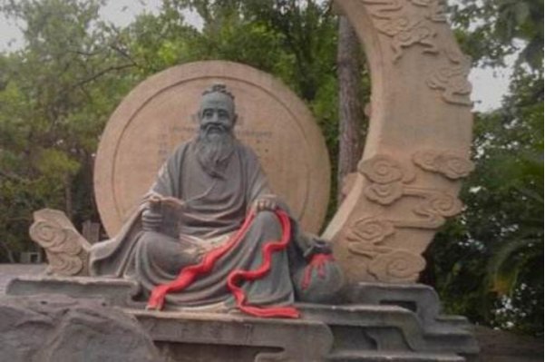 传说孟婆和月老曾是情侣，为何一个牵情丝，另一个断红尘？