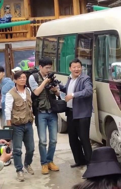 《我和我的家乡》是由谁执导，由谁领衔主演的?