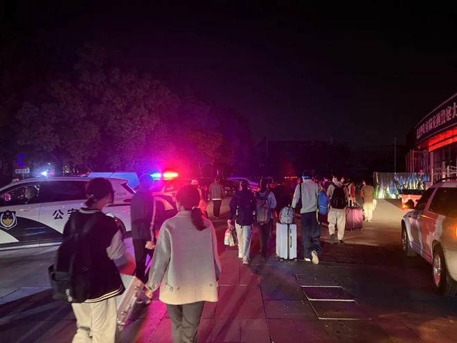 浙江2200余名师生深夜转运，只有1名学生确诊，为何搞如此大阵仗？