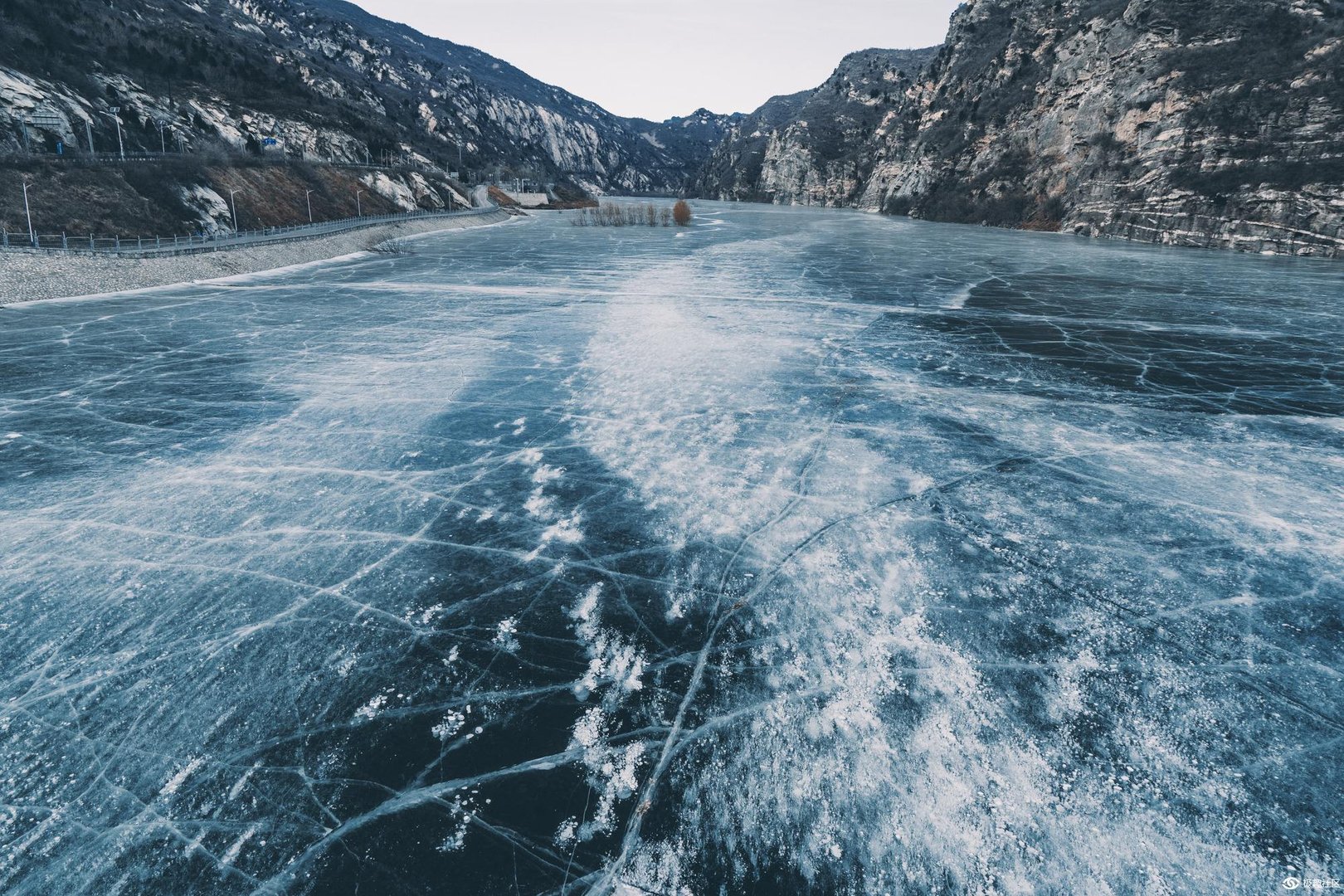 吉林一车辆压破冰层坠入水库，仅1人逃生，驾车不幸落水该如何自救？