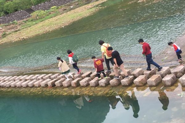 家乡有一句紧走搭石慢过桥的俗语搭石原本就是天然石块踩上去难免会活动走得快