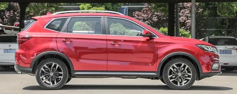 两女子坐后备箱兜风拍视频被举报，这种行为存在什么隐患？