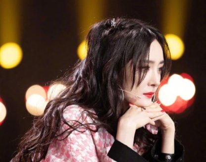 杨幂受伤索赔500多万,工作室至今不敢发近照,杨幂的伤势究竟怎么样?