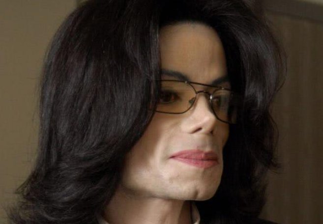 为什么迈克尔杰克逊的鼻子那么长？