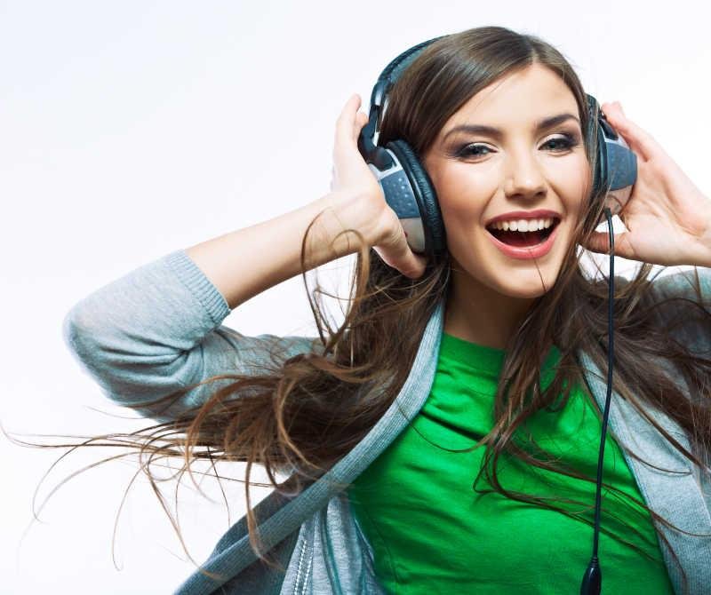 平时觉得自己声音很好听，为什么录下来就觉得很别扭？