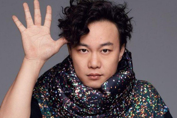 找一首英文歌，男唱的，歌词里有Christmas，调子很欢快，是流行歌曲来的