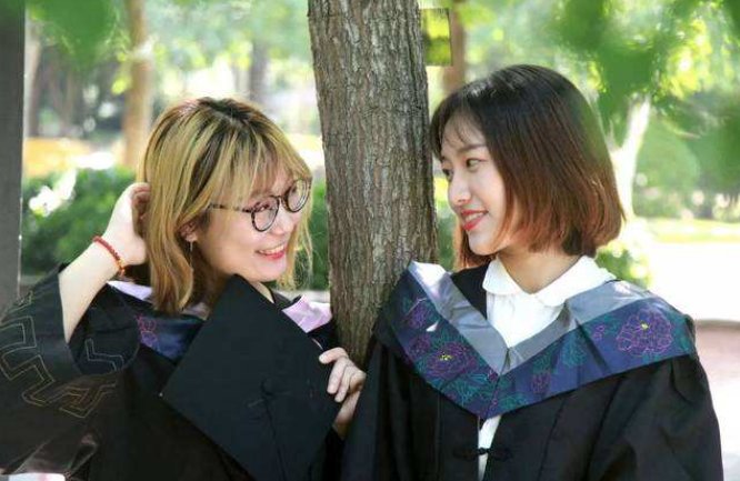 三尺讲台，三寸舌，三寸笔，三千桃李这个是什么意思