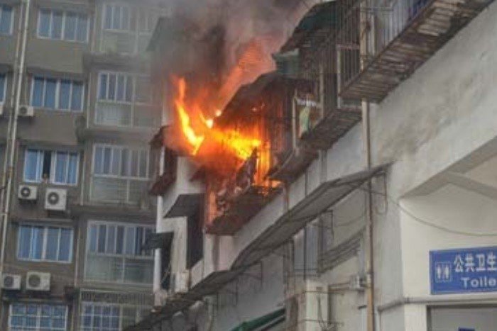 记者直播河南一工厂火灾手机被抢，还遭警告！该工厂在隐藏什么“猫腻”吗？