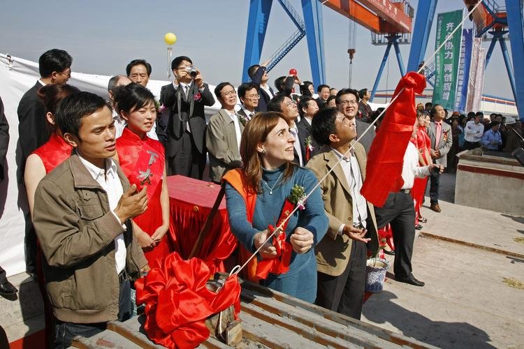 航母下水掷瓶礼：香槟酒瓶碰击舰艏，为何会这么做？