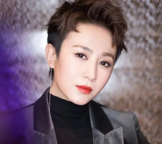 马丽获金鹰奖晒与师父何炅合照表感谢，两人为什么是师徒？