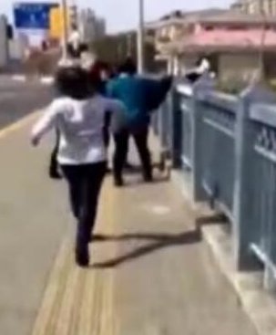 生死瞬间！广场舞大妈一把拽回轻生女子，如何和有轻生念头的人相处？