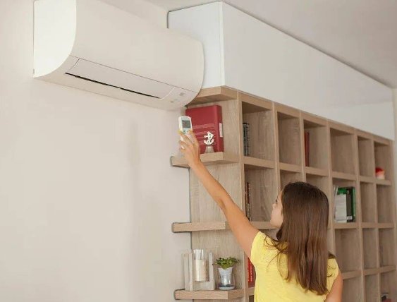 室外和空调房在相同温度的情况下，为何会感觉空调房里的更凉快？