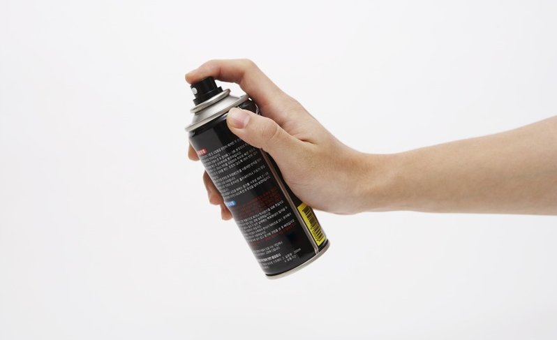 家里卫生间里有很多黑色的有两个翅膀的小虫子，据说是从下水道里飞出来的，请问怎么处理呢？