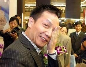 网传东方卫视主持人集体参加上海首富的周正毅的生日会,周正毅是何许人也?