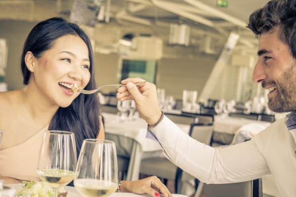 男朋友总吃重口味的东西还强迫我陪他一起吃我该跟他分手吗？